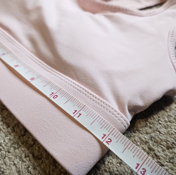 Fabletics On The Go sports bra with back pocket medium impact baby pink - Picture 2 of 10
